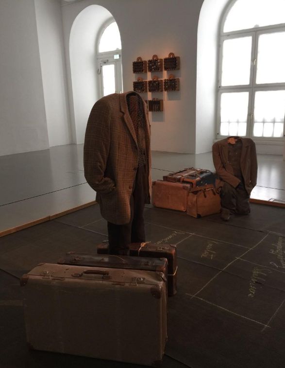 14 Vlassis Caniaris(1928-2011)的两件装置作品“跳房子”和“共存”陈列