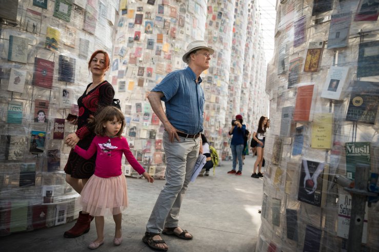 16 Marta Minujín_s “The Parthenon of Books” on Friedrichsplatz in Kassel, Germany.